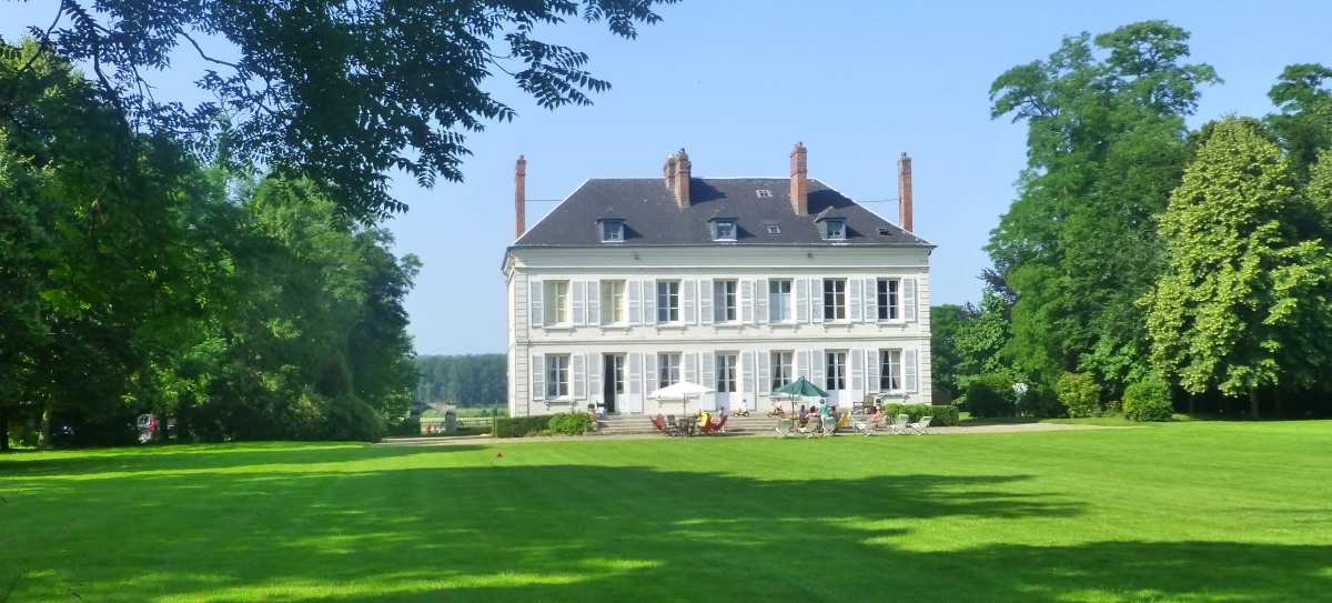 ChâteaudeFaylesÉtangs.jpg Elke Yoga paris